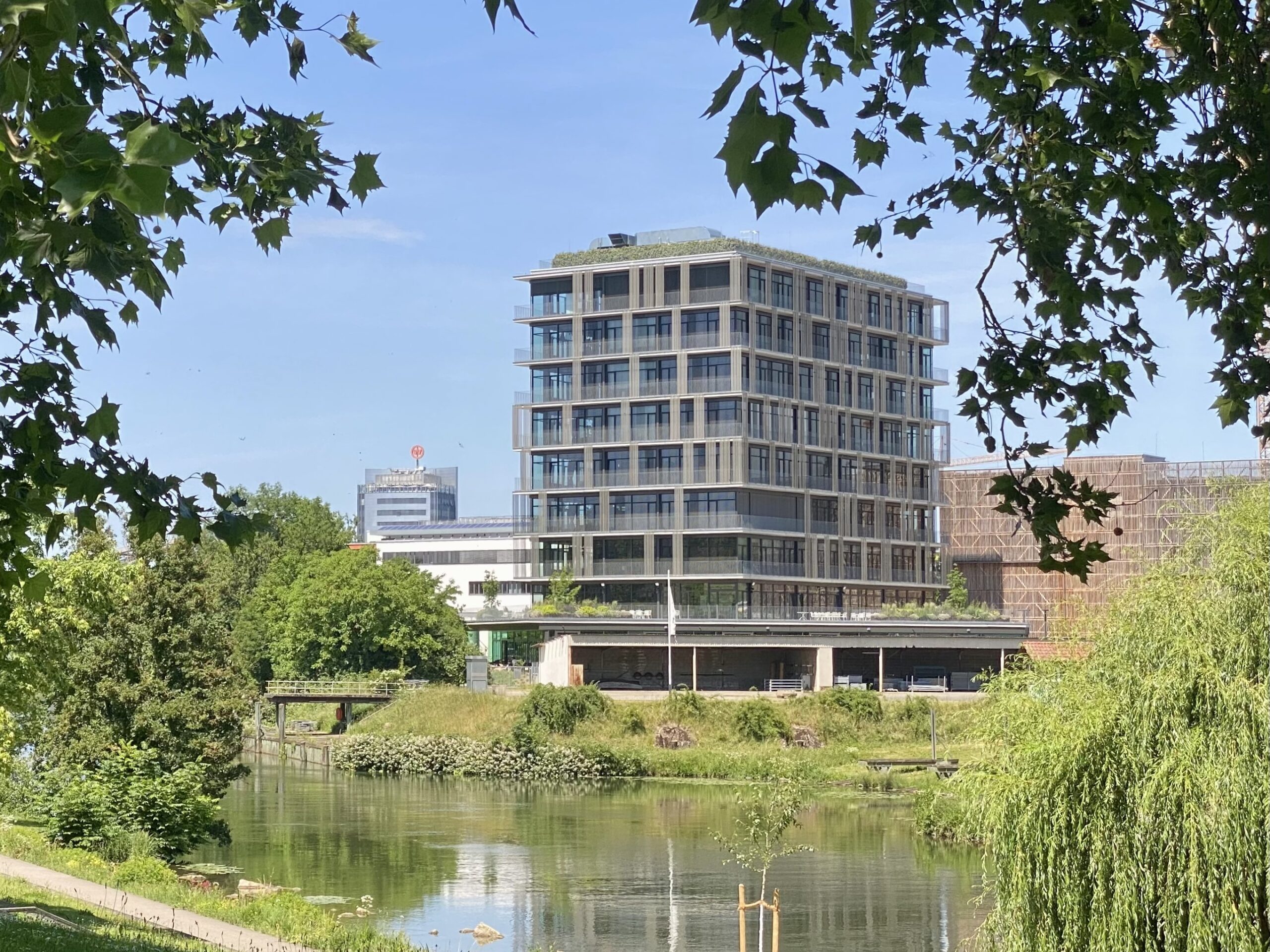 Blick auf den hip-Turm von der gegenüberliegenden Neckarseite